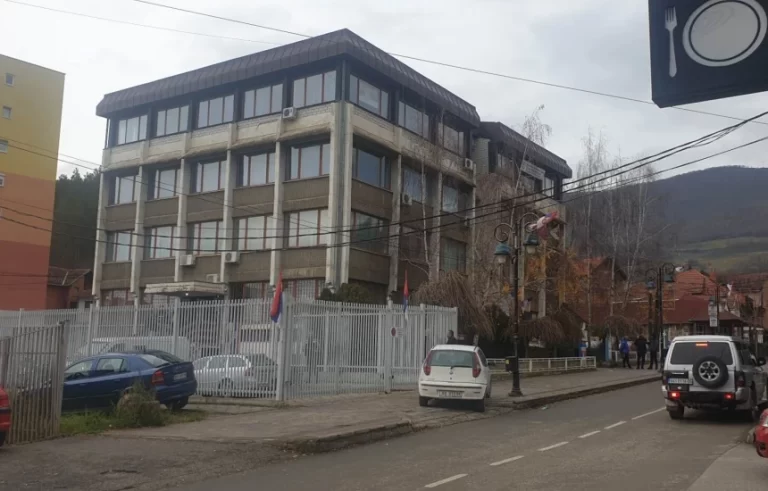 Bastisen dy objekte të strukturave paralele serbe në Leposaviq