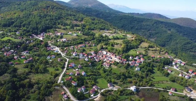 Totaj uron të dielë të bukur me pamje të fshatit Llokvicë: Vend i mrekullueshëm për shëtitje