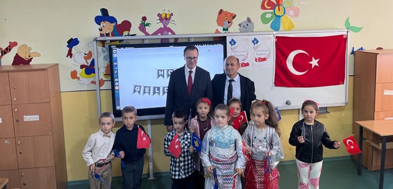 Ambasadori i Turqisë vizitoi shkollën fillore në fshatin Mushnikovë të Prizrenit