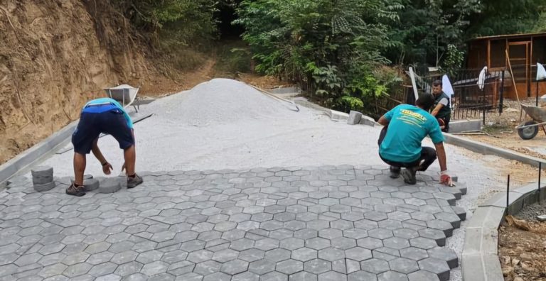 Vazhdojnë punimet për shtrimin e rrugëve me kubëza dhe rregullimin e kanalizimit në fshatin Poslisht