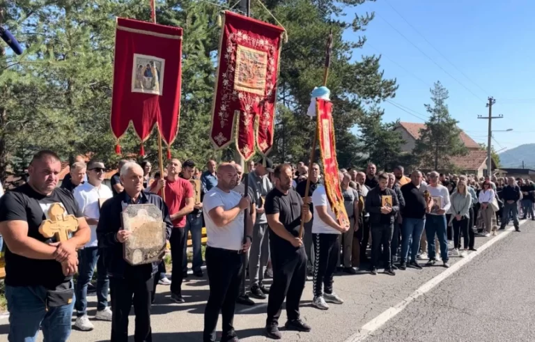 Një grup serbësh protestojnë në Zubin-Potok, pretendojnë se po u dëmtohen monumentet fetare