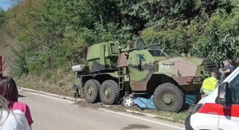 Autoblinda e ushtrisë serbe aksidentohet me një veturë, humbin jetën pesë persona