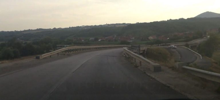 Rrokulliset një kamion i FSK-së në rrugën Gjakovë – Klinë