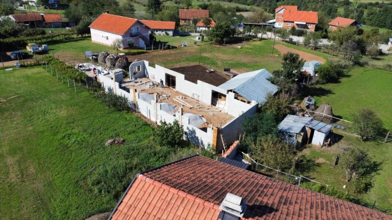 Fillon ndërtimi i katër stallave të reja në komunën e Prizrenit