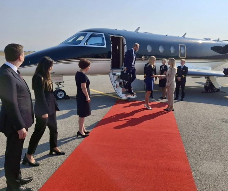 Kryediplomatja e Finlandës arrin në Kosovë, pritet nga ministrja Gërvalla