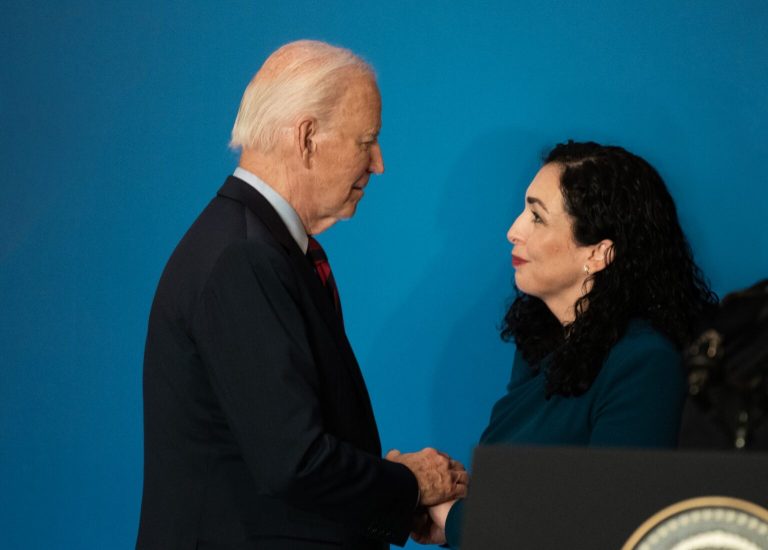 Shtrëngim duarsh mes Osmanit dhe Bidenit, me liderët tjerë mori pjesë në samitin për Ukrainën