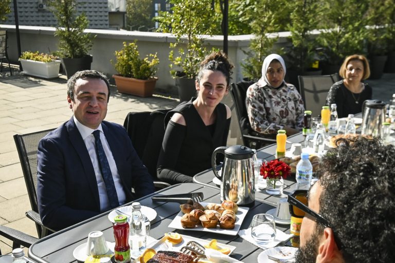 Kurti mirëpriti sportistë pjesëmarrës të garave ndërkombëtare të pingpongut që po zhvillohen në Kosovë