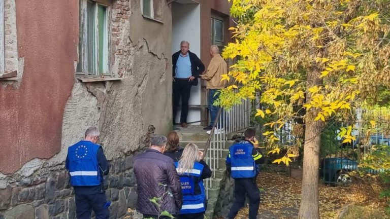 Policia po e mbyllë komunën paralele në Skenderaj, shihen edhe pjesëtarë të EULEX-it