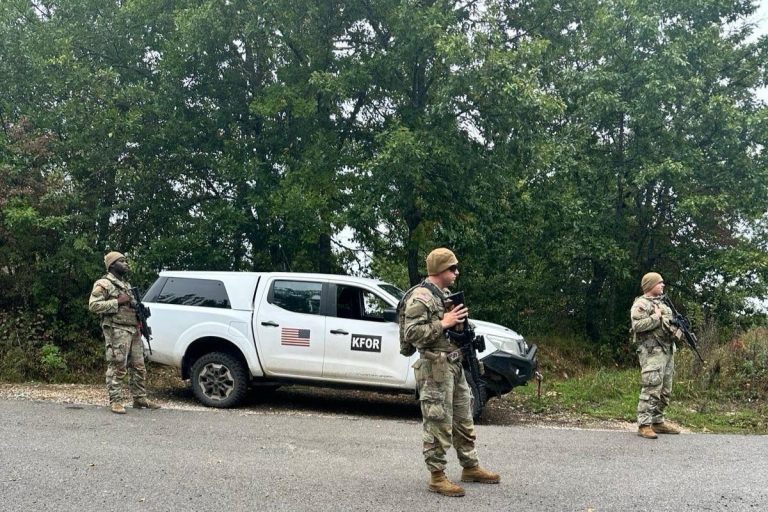 Ushtarët amerikanë të KFOR-it zhvillojnë pika kontrolli në Leposaviq