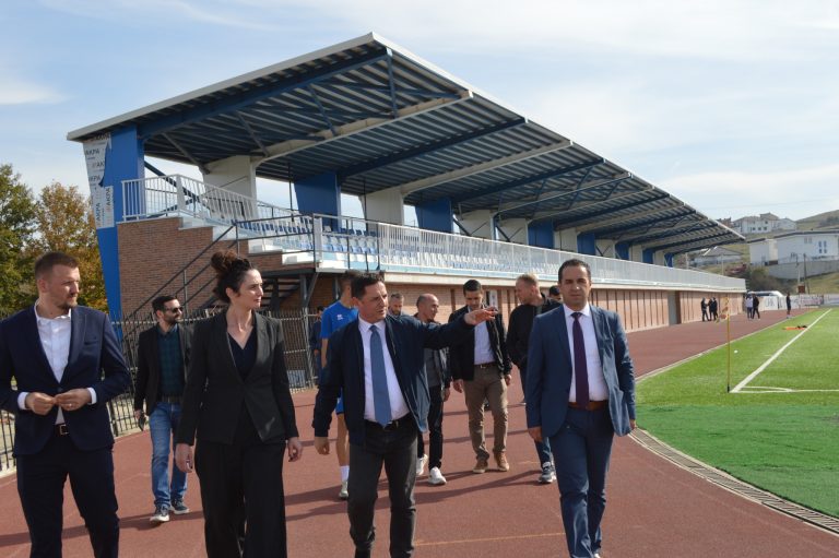 Përurohen tribunat e reja dhe zhveshtoret e stadiumit të Malishevës