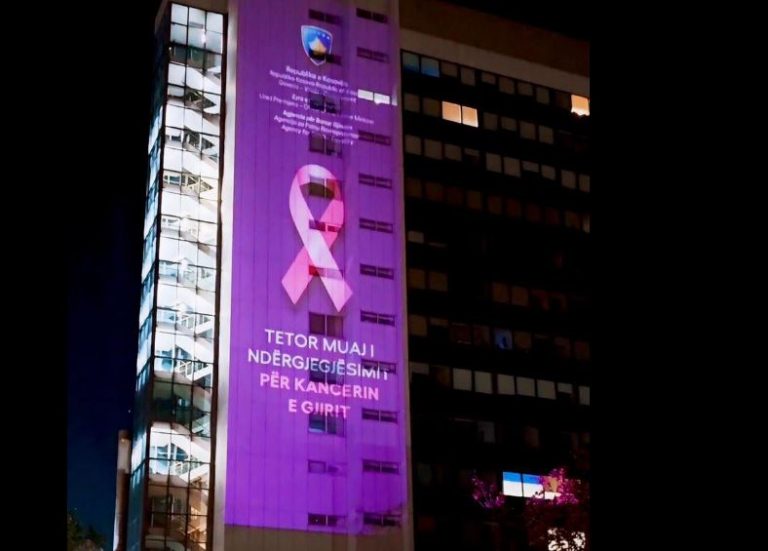 “Tetor muaj i ndërgjegjësimit për kancerin e gjirit”, ndriçohet godina e Qeverisë
