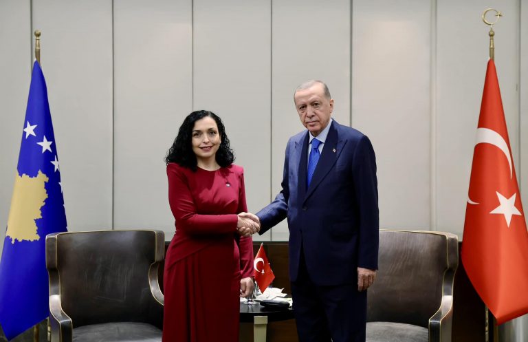 Osmani i reagon Vuçiqit: Jam krenare që kam punuar ngushtë me Erdoganin