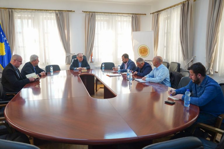 Kryetari Totaj takoi përfaqësues të institucioneve të ndryshme, u fol për projektin e teleferikut për në Kalanë e Prizrenit