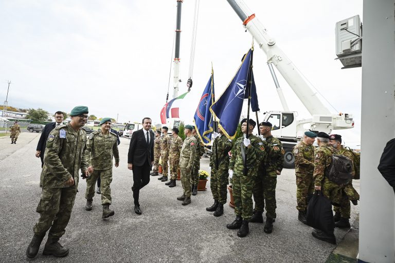 Kryeministri Kurti mori pjesë në ceremoninë e ndërrimit të komandës së KFOR-it