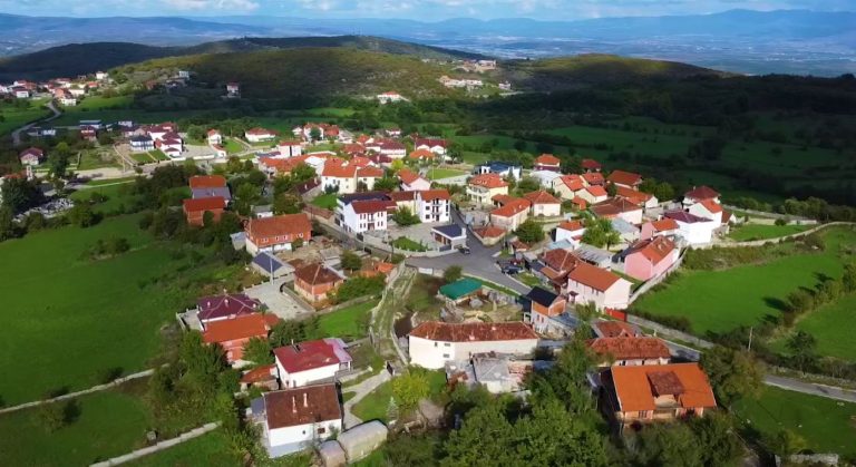 Totaj uron të dielë të këndshme me pamje të fshatit Karashëngjergj nga rajoni malor i Hasit
