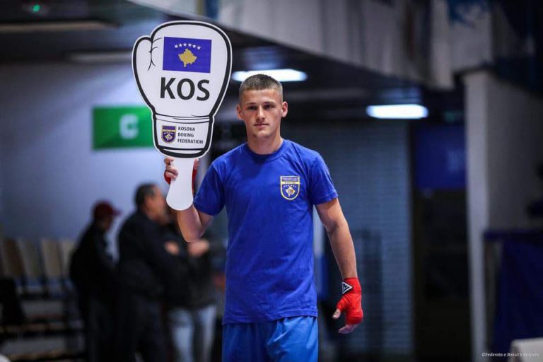 Boksieri prizrenas, Lumturim Xhoxhaj, do të përfaqësojë Kosovën në Kampionatin Botëror të Boksit në Budva të Malit të Zi