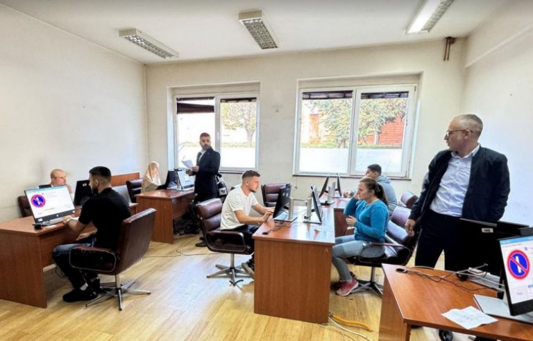 Për herë të parë mbahet provimi për patentë shoferë në veri