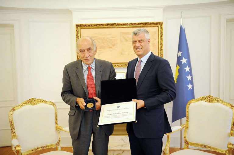 Ka vdekur Mike Jackson, komandanti i parë i KFOR-it që kishte shërbyer në Kosovë