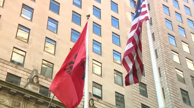 112 vjetori i Pavarësisë, flamuri shqiptar valon krah me atë amerikan në New York