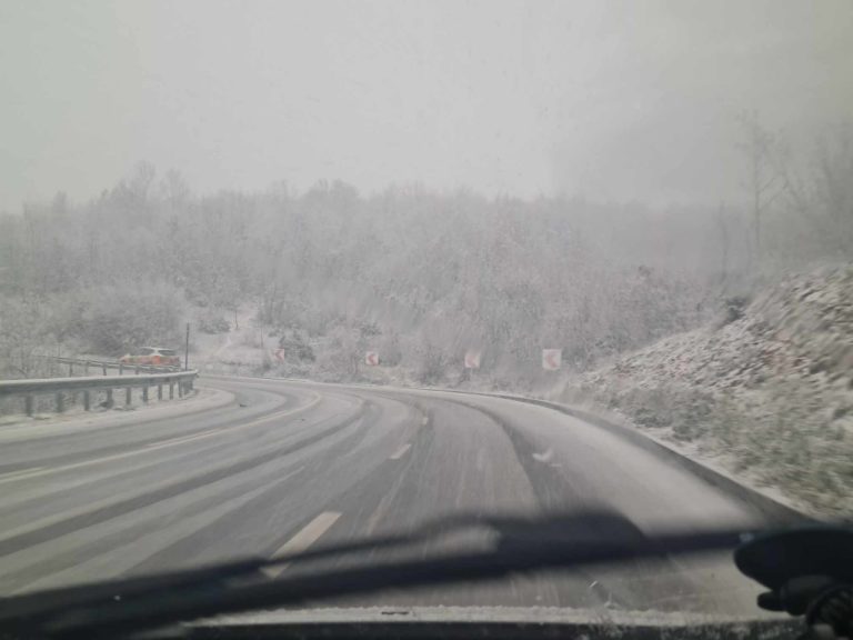 Reshjet e shiut dhe borës, policia iu bën apel shoferëve për kujdes të shtuar në komunikacion