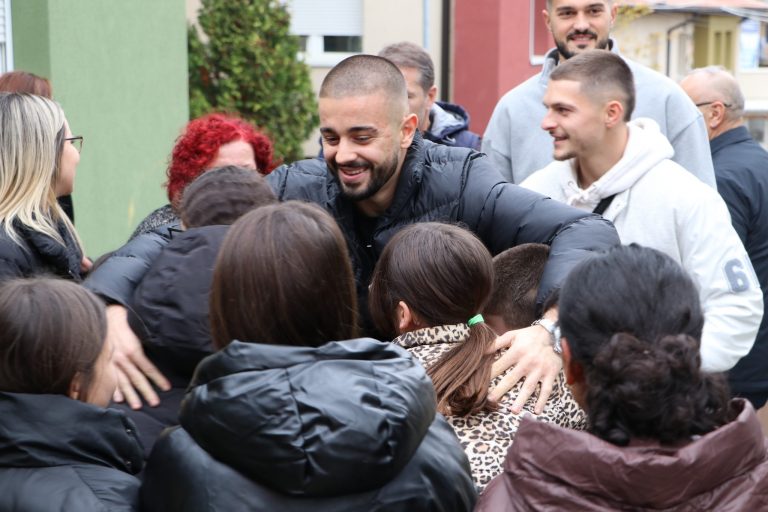 Zhegrova, Muriq e Muslija gëzojnë fëmijët në SOS