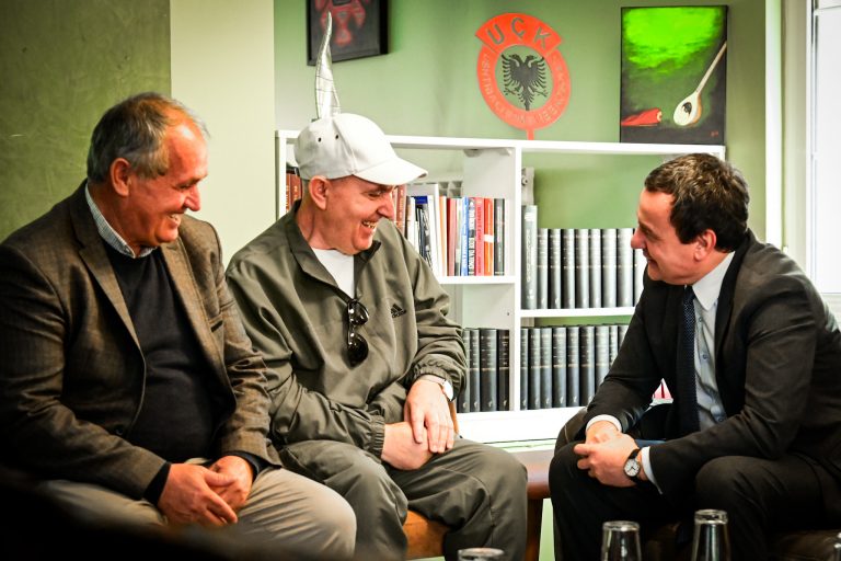 Kurti viziton familjen e Selimit: Vazhdojmë ta kundërshtojmë gjykatën e padrejtë