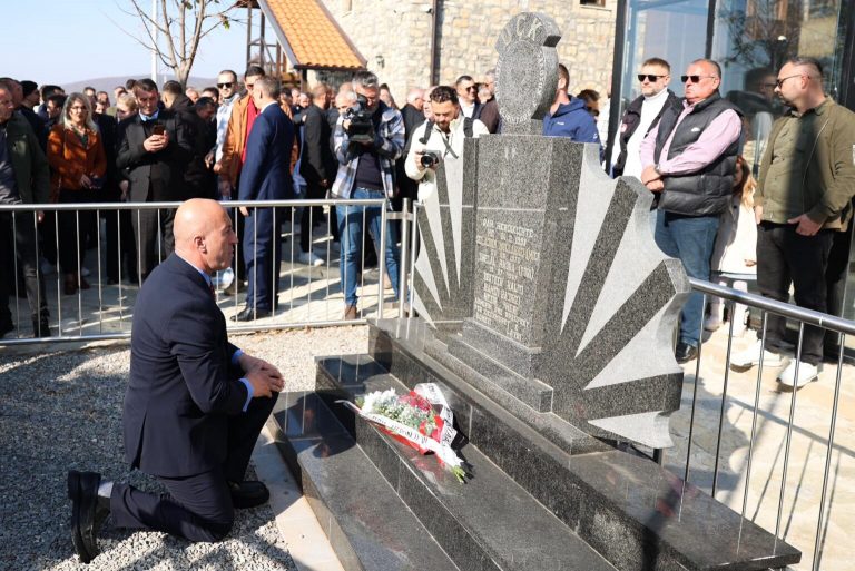 Haradinaj në Rahovec, nderon disa prej heronjve që ranë më 6 nëntor të ’98-së