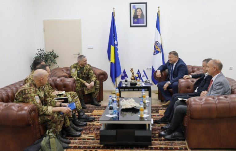 Hoxha takohet me komandantin e KFOR-it, flasin për ruajtjen e stabilitetit