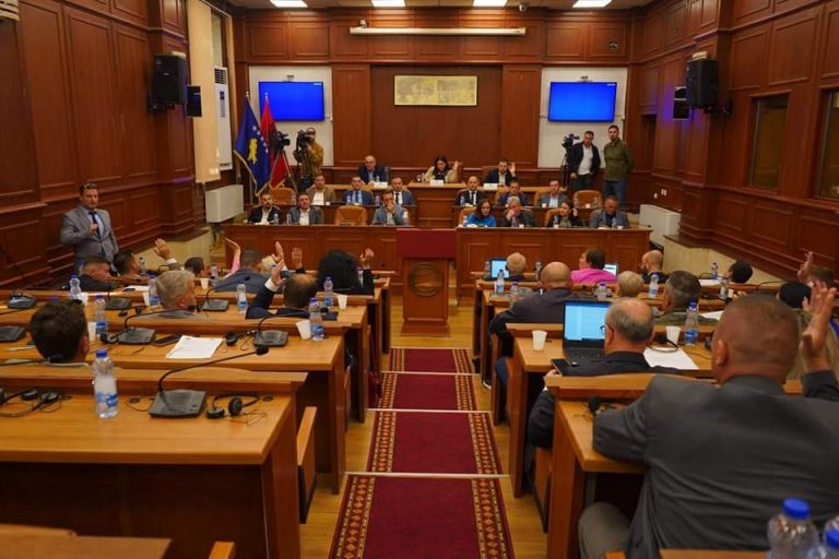 Tri drejtori përfitojnë nga vendimi i Kuvendit të Prizrenit për ridestinimin e 1.2 milionë eurove