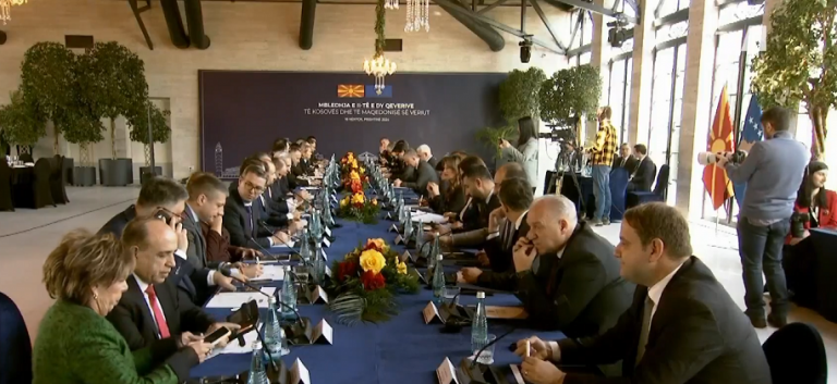 Pamje brenda mbledhjes së qeverive Kosovë-Maqedoni e Veriut