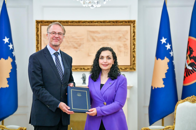 Orav i dorëzon Osmanit “Raportin për Kosovën” të Komisionit Evropian