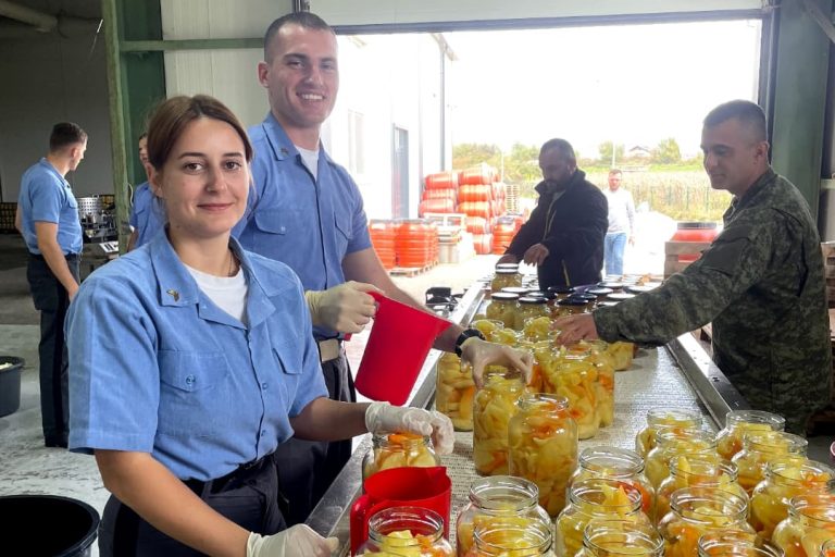 Kadetët ndihmojnë dhe inspirohen nga historia e grave të Krushës