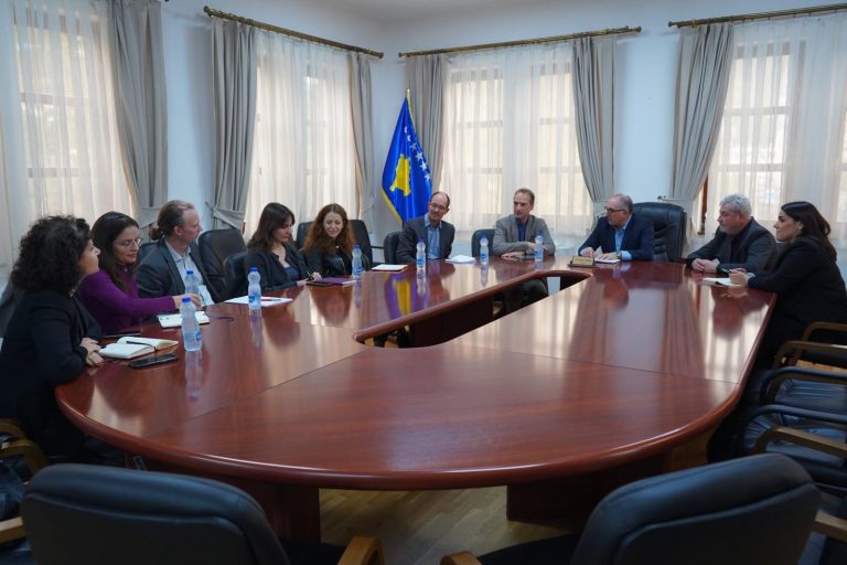 Kryetari Totaj takon përfaqësuesit e projektit rajonal “Mobiliteti Urban i Qëndrueshëm ndaj Klimës”