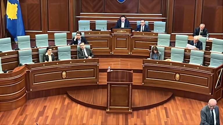 Kryeministri Kurti kthehet nga diaspora, merr pjesë sot në seancë