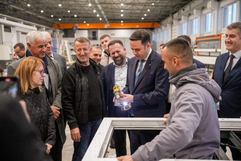 Abdixhiku në Suharekë takon mbi 50 sipërmarrës