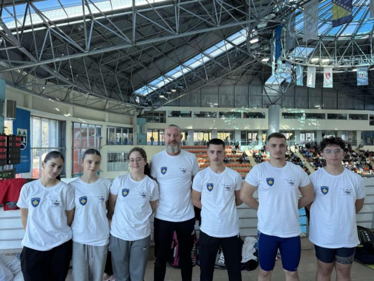 Anëtarët e klubit që udhëtojnë 200 km për stërvitje në Prishtinë i sjellin Prizrenit 8 medalje nga sporti i notit