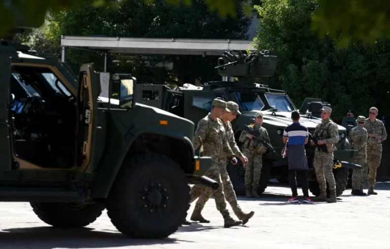 Dy pjesëtarët e Ushtrisë së Malit të Zi që u arrestuan në Kosovë do të suspendohen