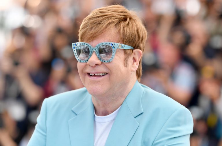 Elton John humb shikimin: Nuk mund shoh asgjë, nuk mund të lexoj asgjë