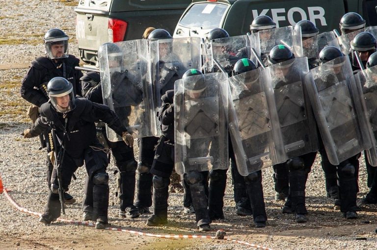 Ushtarët e KFOR-it trajnohen për kontrollimin e trazirave të turmave
