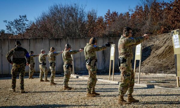 Ushtarë të Policisë Ushtarake të KFOR-it përfundojnë trajnimin për armë bashkë me anëtarë të Policisë Ushtarake të Zvicrës