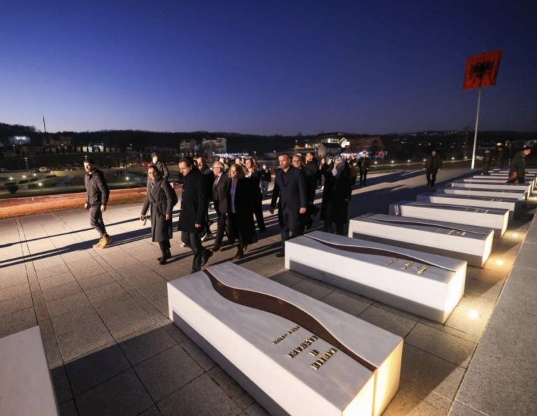 Kurti për Ditën e Veteranit bëri nderime te Kompleksi Memorial “Adem Jashari”
