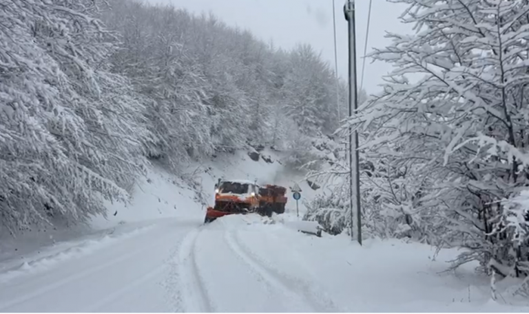 Dëborë deri në 30 cm në juglindje të Shqipërisë, bllokohen rrugët dhe disa fshatra mbesin pa energji