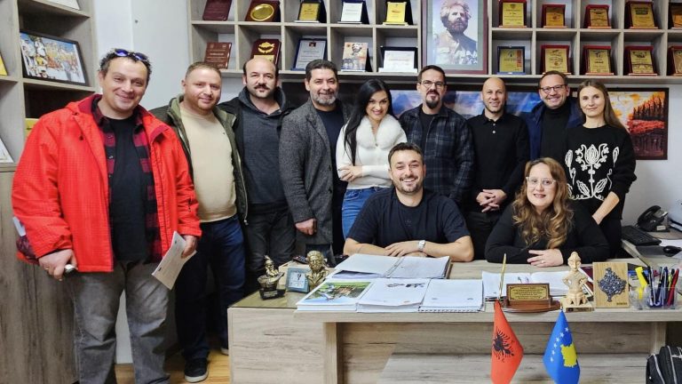 Aktorët  e Teatrit të Qytetit “Bekim Fehmiu” në Prizren, nënshkruajnë kontratë të përhershme me DKRS-në