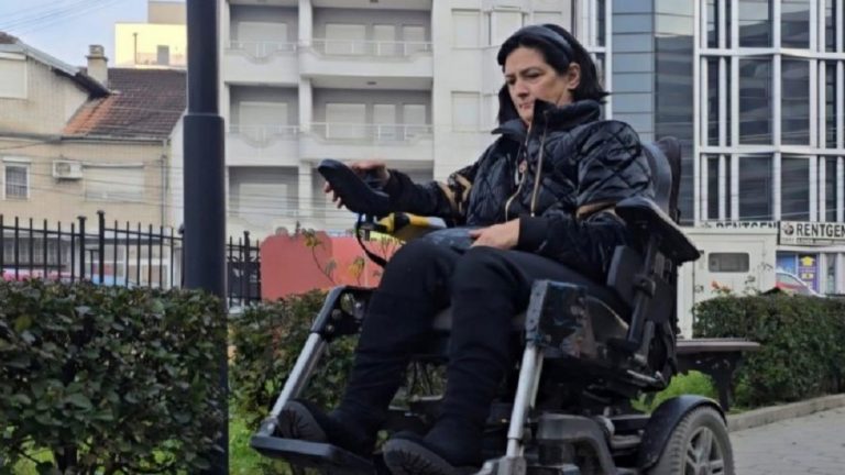 Derisa po fliste në telefon, një i ri ia grabiti telefonin gruas me aftësi të kufizuara në Prizren