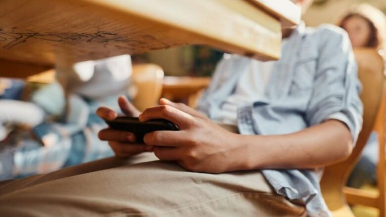 Drejtoria e Arsimit në Vushtrri ndalon përdorimin e telefonave nga nxënësit dhe mësimdhënësit në shkolla