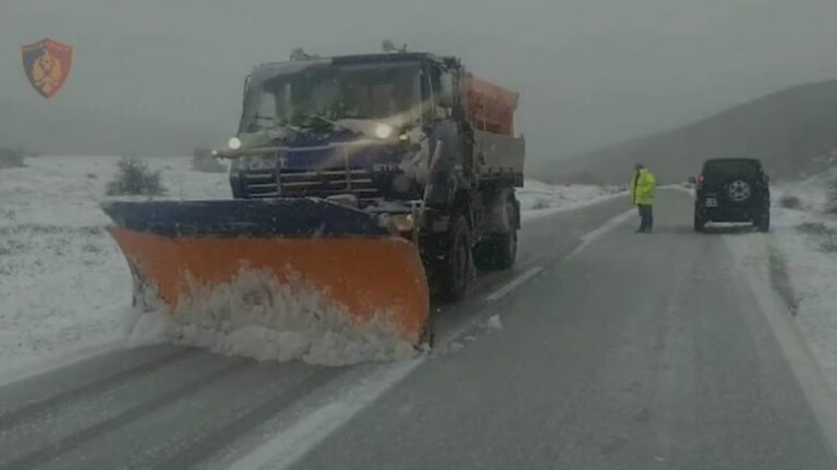 Reshjet e dëborës vështirësojnë qarkullimin e automjeteve në veri dhe juglindje të Shqipërisë
