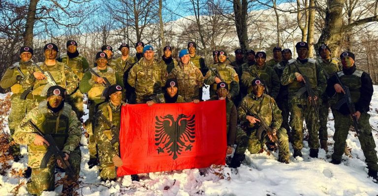 Ushtarë të FSK-së dhe FASh-it kryejnë stërvitje komplekse në kushte të vështira moti dhe terreni