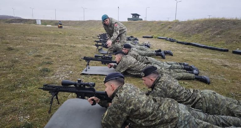 Ekipet turke trajnojnë FSK-në në përdorimin e snajperit