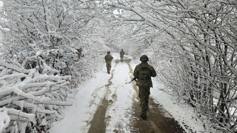 KFOR-i: Jemi duke patrulluar me Policinë e Kosovës për të ruajtur infrastrukturën kritike në veri