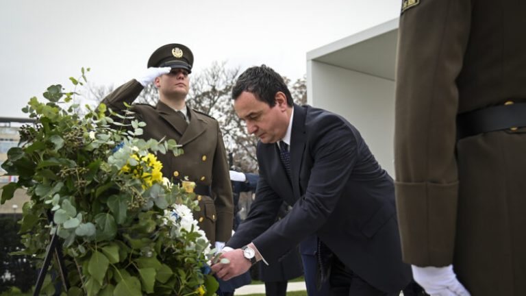 Kurti bëri homazhe pranë Monumentit të Atdheut në Zagreb